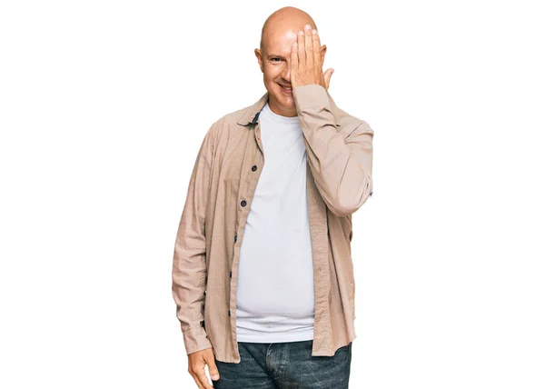 Homem Careca Meia Idade Vestindo Roupas Casuais Cobrindo Olho Com — Fotografia de Stock