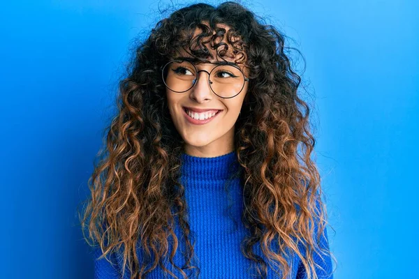 Jong Hispanic Meisje Dragen Casual Kleding Bril Zoek Naar Kant — Stockfoto