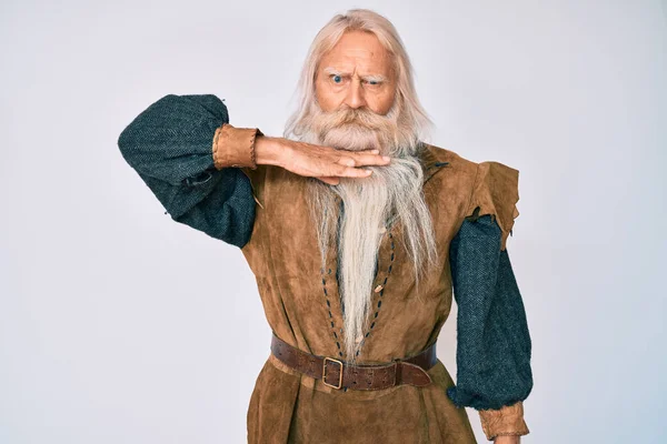 Старик Седыми Волосами Длинной Бородой Традиционном Костюме Викинга Перерезает Горло — стоковое фото