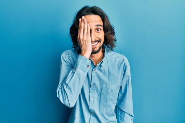 Jonge Spaanse Man Draagt Casual Kleding Die Een Oog Bedekt — Stockfoto