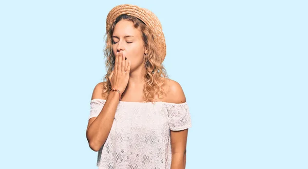 Hermosa Mujer Caucásica Con Sombrero Verano Aburrido Bostezo Cansado Cubriendo —  Fotos de Stock