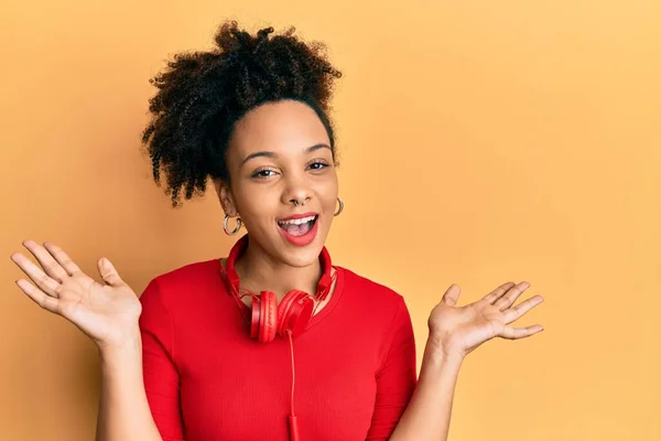 Chica Afroamericana Joven Escuchando Música Usando Auriculares Celebrando Loco Loco —  Fotos de Stock
