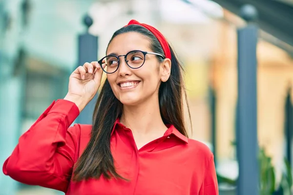 Μια Νεαρή Ισπανίδα Χαμογελά Χαρούμενη Αγγίζοντας Γυαλιά Του Στην Πόλη — Φωτογραφία Αρχείου