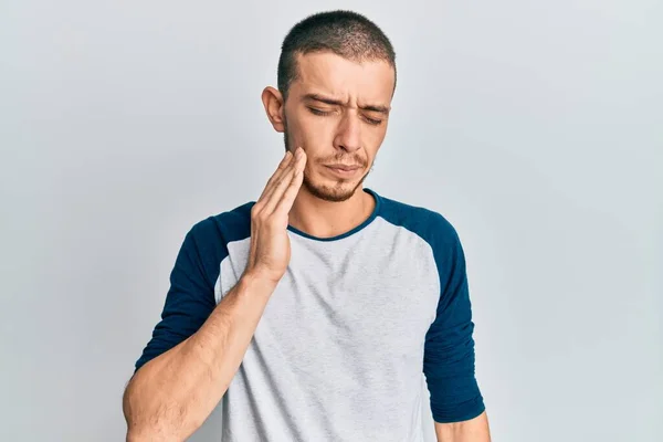 Spanyol Asıllı Genç Adam Diş Ağrısı Diş Hastalığından Dolayı Ağızlarına — Stok fotoğraf