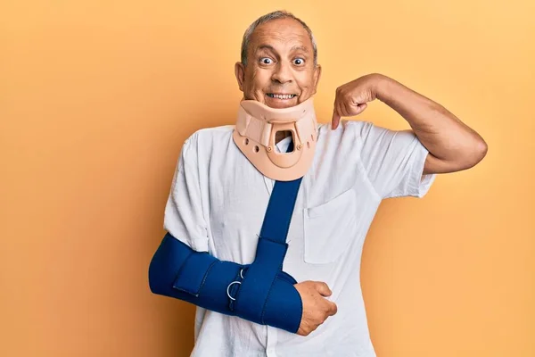 Schöner Älterer Mann Mit Halsband Und Arm Tragetuch Sieht Selbstbewusst — Stockfoto