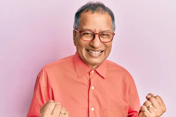 Homem Indiano Meia Idade Vestindo Roupas Casuais Óculos Animados Para — Fotografia de Stock