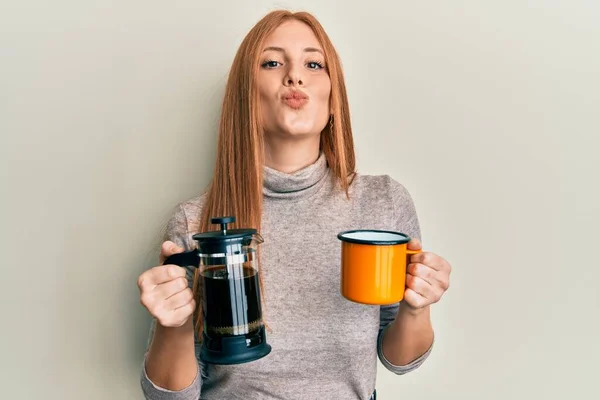 Joven Irlandesa Bebiendo Café Italiano Mirando Cámara Soplando Beso Siendo — Foto de Stock