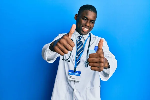Молодой Африканский Американец Одетый Форму Доктора Одобряющий Позитивный Жест Рукой — стоковое фото