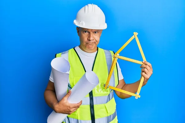 Łysy Człowiek Średnim Wieku Noszący Twardy Kapelusz Architektoniczny Budujący Projekt — Zdjęcie stockowe