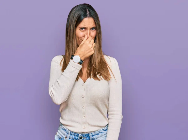 Jeune Femme Portant Des Vêtements Décontractés Sentant Quelque Chose Puant — Photo