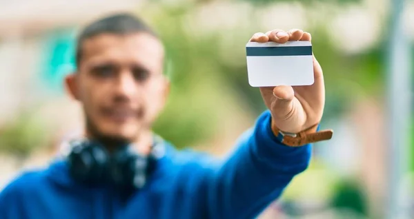 Junger Hispanischer Mann Mit Kopfhörer Mit Kreditkarte Der Stadt — Stockfoto
