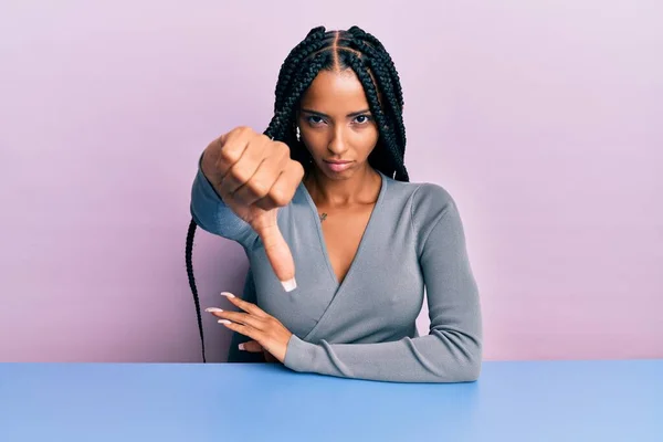 Mooie Latijns Amerikaanse Vrouw Casual Kleding Zittend Tafel Kijken Ongelukkig — Stockfoto