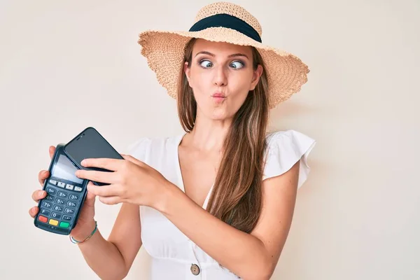 Junges Blondes Mädchen Bezahlt Mit Smartphone Und Datafon Und Macht — Stockfoto