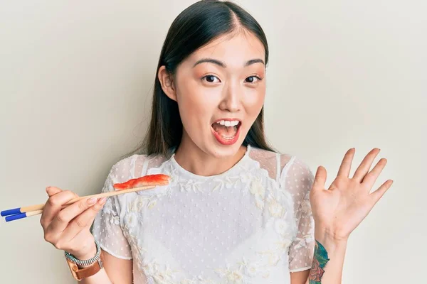 Giovane Donna Cinese Che Mangia Sushi Gamberi Usando Bacchette Che — Foto Stock