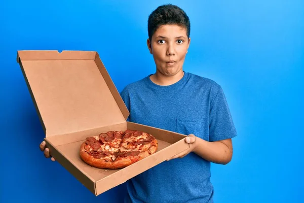 Teenager Hispánec Jíst Chutné Pepperoni Pizza Dělat Rybí Obličej Ústy — Stock fotografie