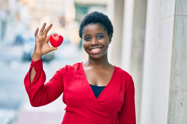 年轻的非洲裔美国女人微笑着 心情愉快地站在城中 — 图库照片
