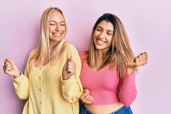 Twee Vrienden Staan Samen Roze Achtergrond Opgewonden Voor Succes Met — Stockfoto
