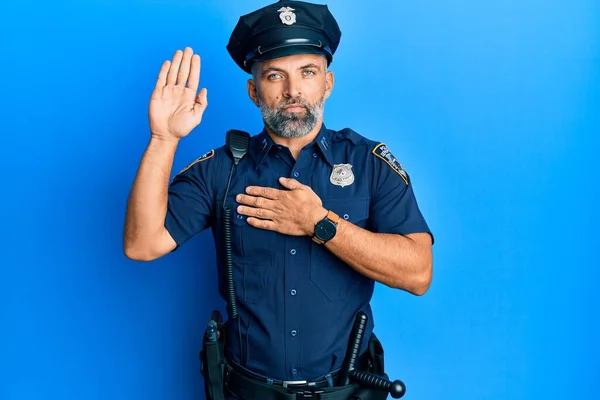 Homem Bonito Meia Idade Vestindo Uniforme Policial Jurando Com Mão — Fotografia de Stock