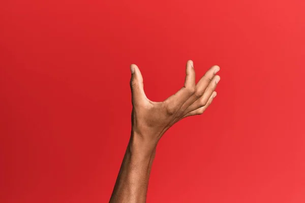 Χέρι Του Ισπανόφωνου Ανθρώπου Πάνω Από Κόκκινο Απομονωμένο Φόντο Μαζεύοντας — Φωτογραφία Αρχείου