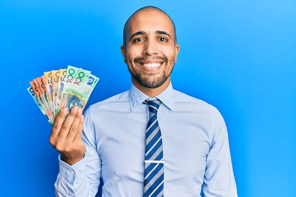 Взрослый Латиноамериканец Австралийскими Долларами Выглядит Позитивно Счастливо Стоя Улыбаясь Уверенной — стоковое фото