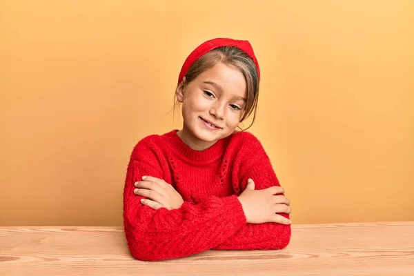 Kleines Schönes Mädchen Legerer Kleidung Sitzt Auf Dem Tisch Und — Stockfoto