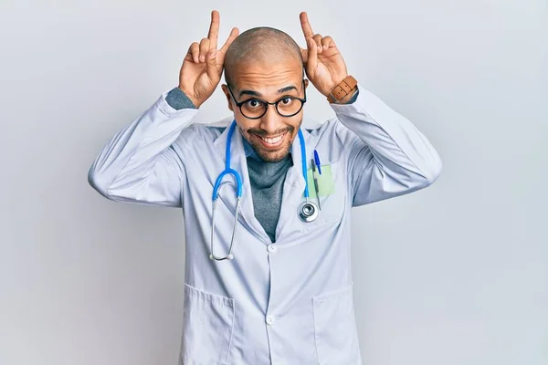 Homem Adulto Hispânico Vestindo Uniforme Médico Estetoscópio Posando Engraçado Louco — Fotografia de Stock