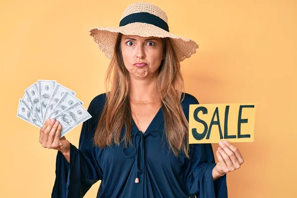 Mujer Hispana Mediana Edad Con Sombrero Verano Sosteniendo Banner Venta —  Fotos de Stock