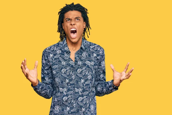 Young African American Man Wearing 80S Shirt Crazy Mad Shouting — Stock Photo, Image