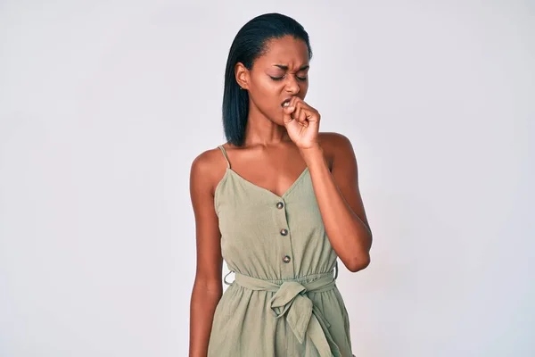 Mladá Afroameričanka Neformálním Oblečení Necítí Dobře Kašle Jako Příznak Nachlazení — Stock fotografie