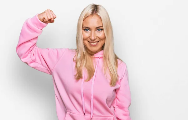 Ung Blond Kvinna Bär Casual Sweatshirt Stark Person Visar Arm — Stockfoto