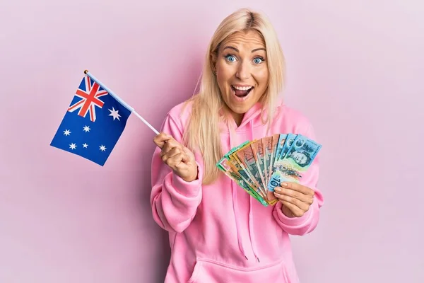 Νεαρή Ξανθιά Γυναίκα Που Κρατά Αυστραλιανή Σημαία Και Δολάρια Γιορτάζει — Φωτογραφία Αρχείου
