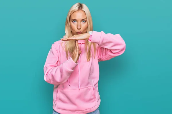 Ung Blond Kvinna Bär Casual Sweatshirt Sitter Inne Gest Med — Stockfoto