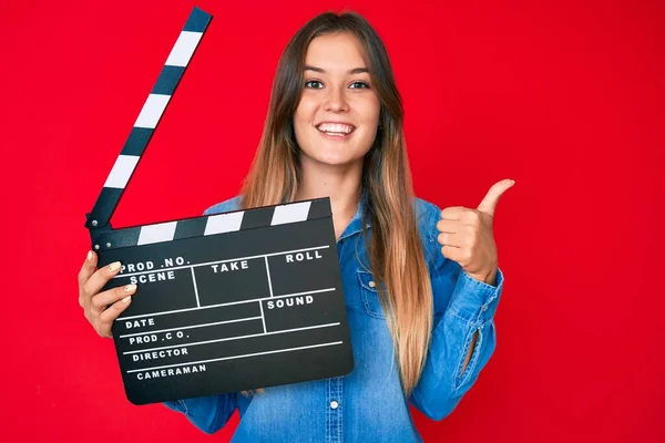 Schöne Kaukasische Frau Hält Video Film Klapptafel Lächelnd Glücklich Und — Stockfoto