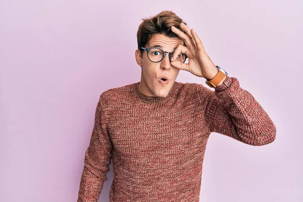 Schöner Kaukasischer Mann Mit Lässigem Pullover Und Brille Der Mit — Stockfoto