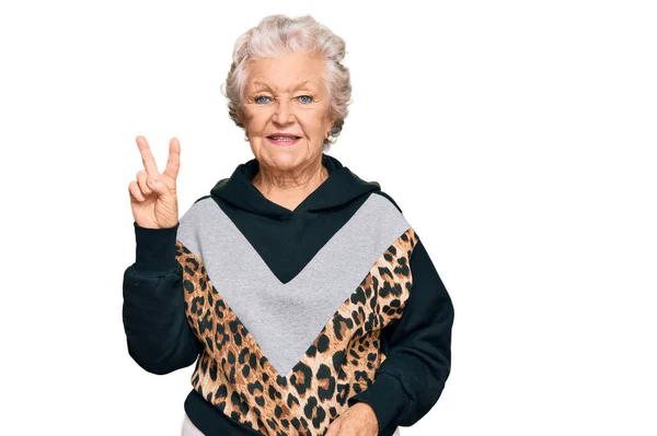 Äldre Gråhårig Kvinna Sportkläder Leende Med Glada Ansikten Blinkande Framför — Stockfoto