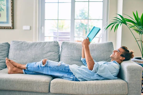 Jeune Homme Hispanique Souriant Livre Lecture Heureux Posé Sur Canapé — Photo