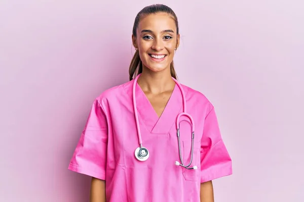 Mulher Hispânica Jovem Vestindo Uniforme Médico Estetoscópio Com Sorriso Feliz — Fotografia de Stock