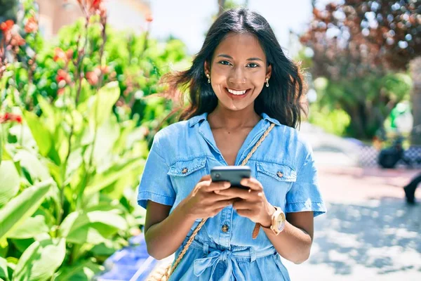 Jovem Bela Mulher Indiana Sorrindo Feliz Usando Smartphone Andando Parque — Fotografia de Stock