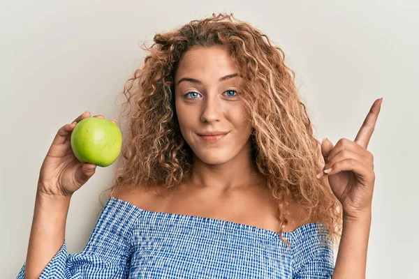 Όμορφη Καυκάσιος Έφηβος Κορίτσι Κρατώντας Πράσινο Μήλο Έκπληκτος Μια Ιδέα — Φωτογραφία Αρχείου