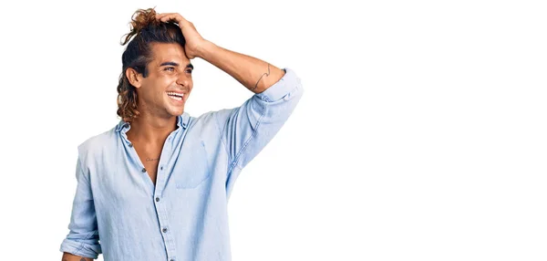 Νεαρός Ισπανόφωνος Άντρας Που Φοράει Καλοκαιρινό Στυλ Χαμογελώντας Αυτοπεποίθηση Αγγίζοντας — Φωτογραφία Αρχείου