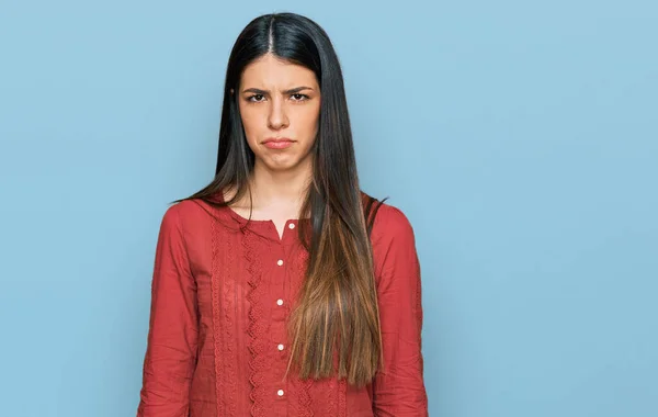 Mladá Hispánka Oblečená Skepticky Nervózně Kvůli Problému Mračila Negativní Osoba — Stock fotografie