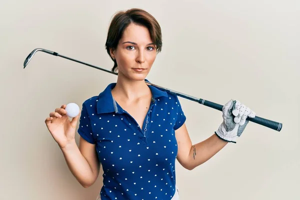 Ung Brunett Kvinna Med Kort Hår Håller Boll Och Golfklubba — Stockfoto