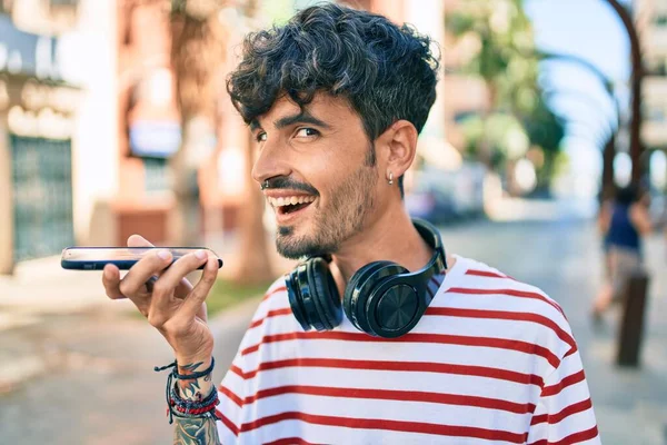 Kulaklık Takan Şehrin Caddesindeki Akıllı Telefondan Konuşan Spanyol Genç Adam — Stok fotoğraf