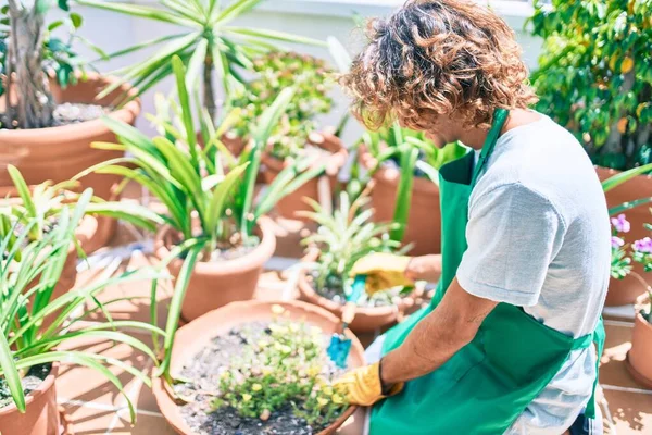 테라스에서 사용하여 행복하게 돌보고 식물들을 미소짓고 정원사 — 스톡 사진