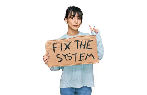 Joven Mujer Hispana Sosteniendo Fijar Sistema Cartulina Banner Sorprendido Con —  Fotos de Stock