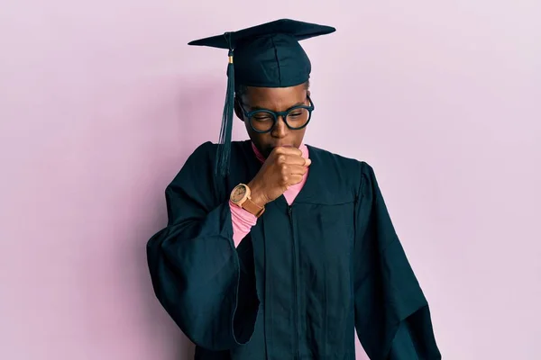 Junge Afrikanisch Amerikanische Mädchen Mit Abschlussmütze Und Zeremoniengewand Fühlen Sich — Stockfoto