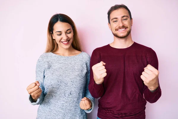 Belo Casal Vestindo Roupas Casuais Muito Feliz Animado Fazendo Gesto — Fotografia de Stock