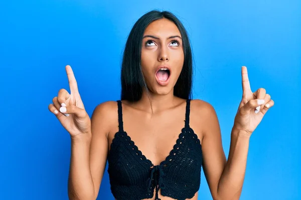 Young Brunette Woman Wearing Summer Top Blue Background Amazed Surprised — Stock Photo, Image