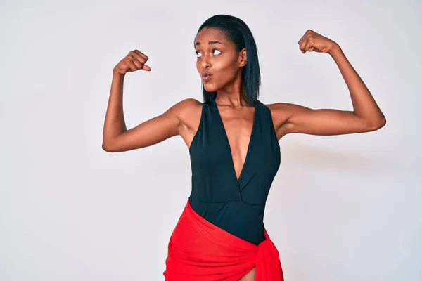 Ung Afrikansk Amerikansk Kvinna Baddräkt Som Visar Armmusklerna Leende Stolta — Stockfoto