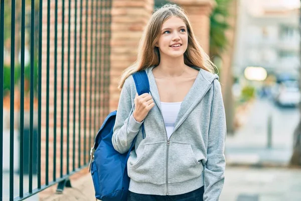 Όμορφη Καυκάσιος Φοιτητής Έφηβος Χαμογελά Χαρούμενος Στέκεται Στην Πόλη — Φωτογραφία Αρχείου